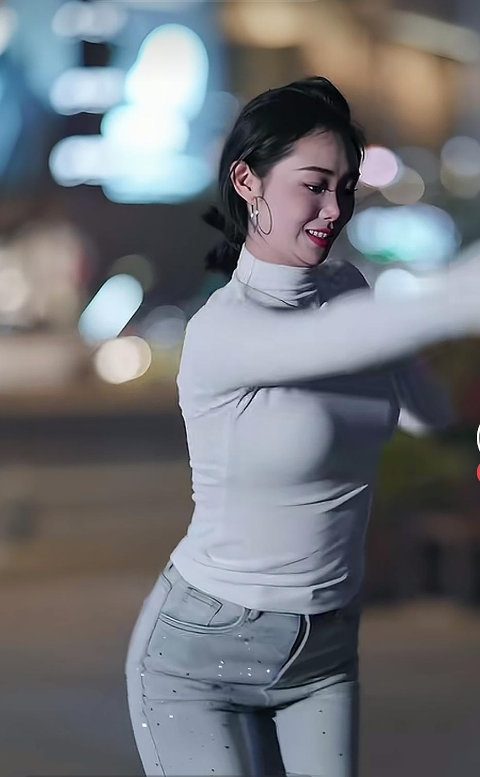 街头的时尚女孩，微笑中散发魅力