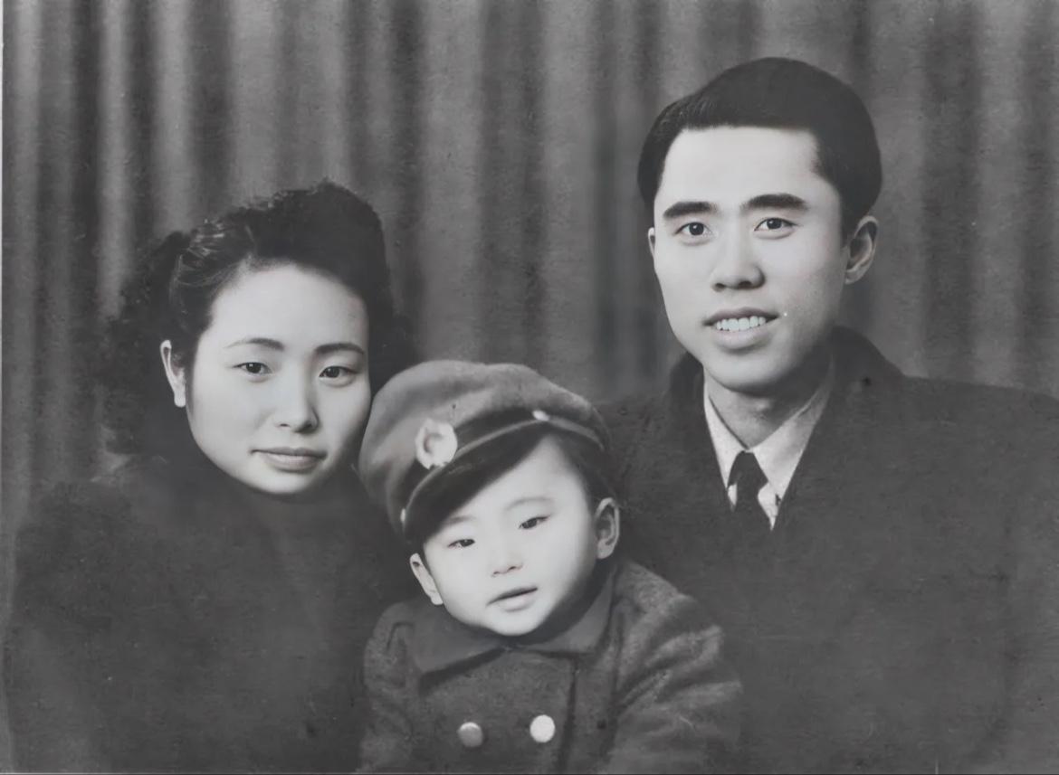 这是江姐唯一一张三口之家的全家福留影，拍摄于1947年，她与丈夫彭咏梧以及1岁多