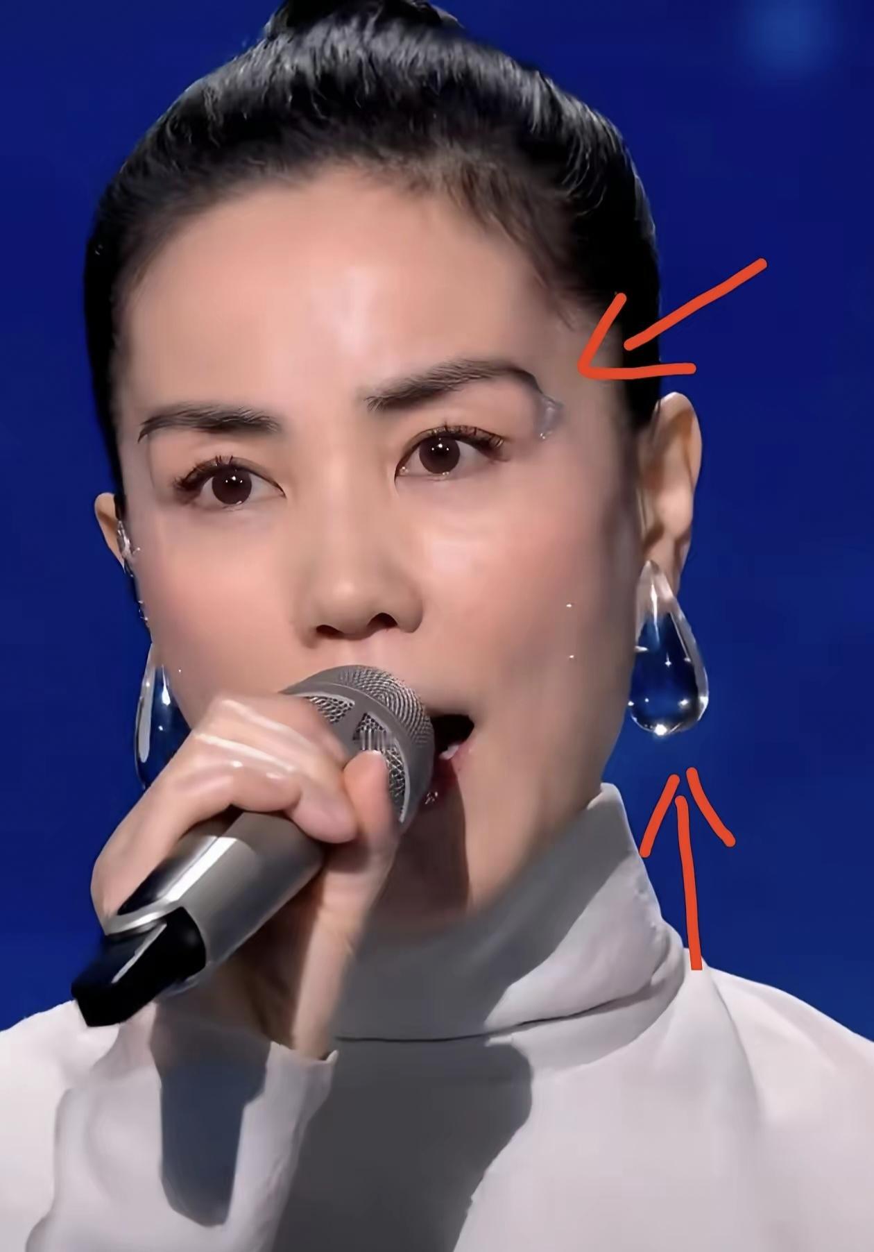 春晚最不能接受的就是57岁王菲了
唱歌跑调就算了
皮肤下垂也算了，但是

把眉毛