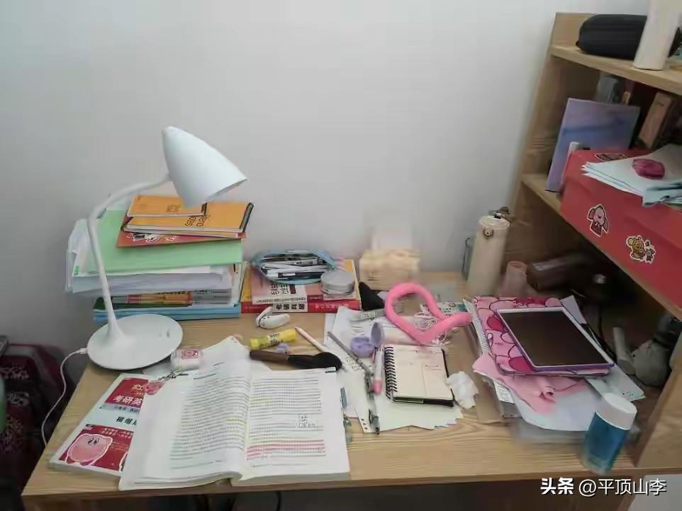 整理书桌，整理心情
 
难得静下心来整理书桌，才发现桌面早已被杂物堆得满满当当。