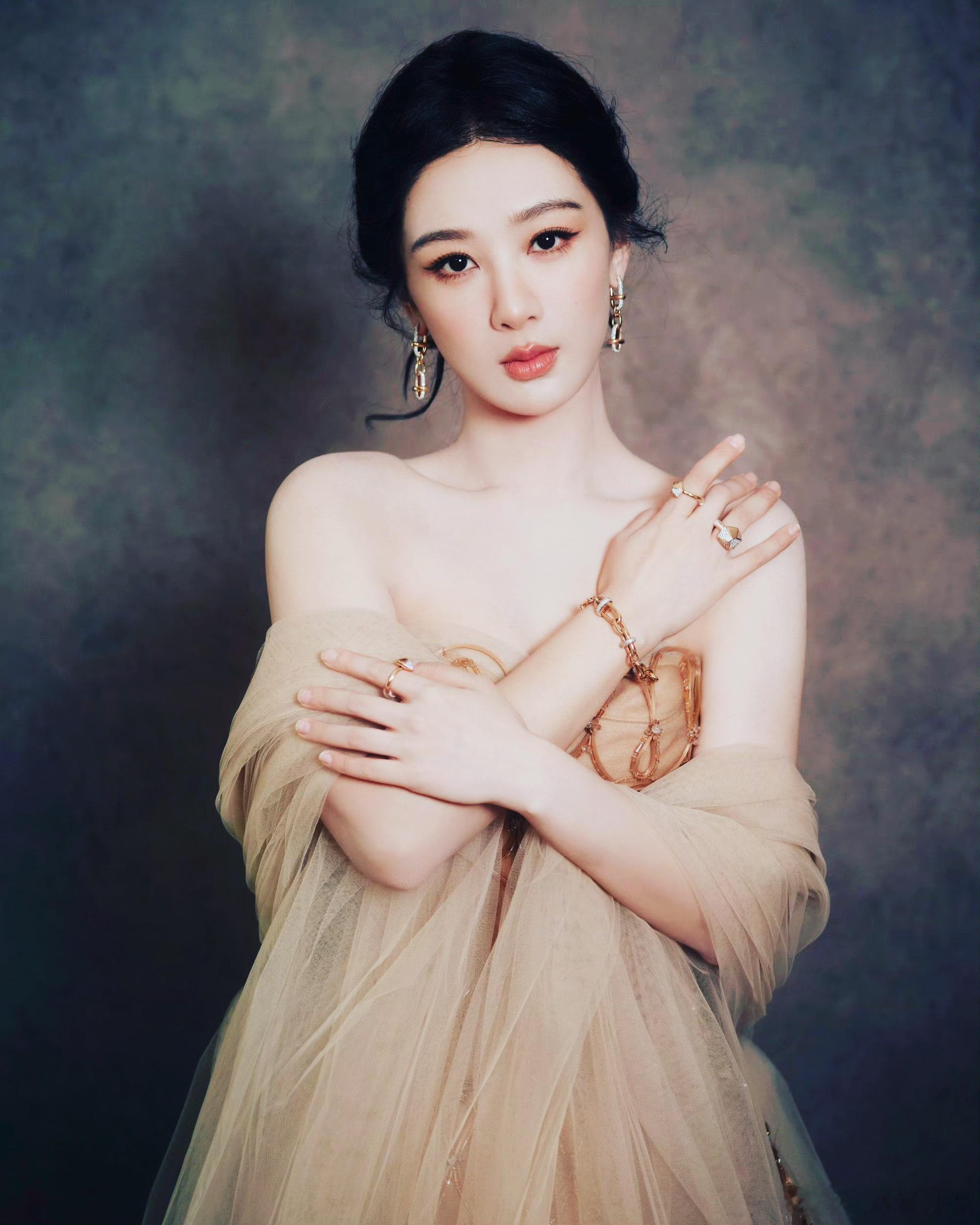 杨紫都瘦成啥样了好美呀忍不住想起了生命树里的杨紫真的是演的太好了