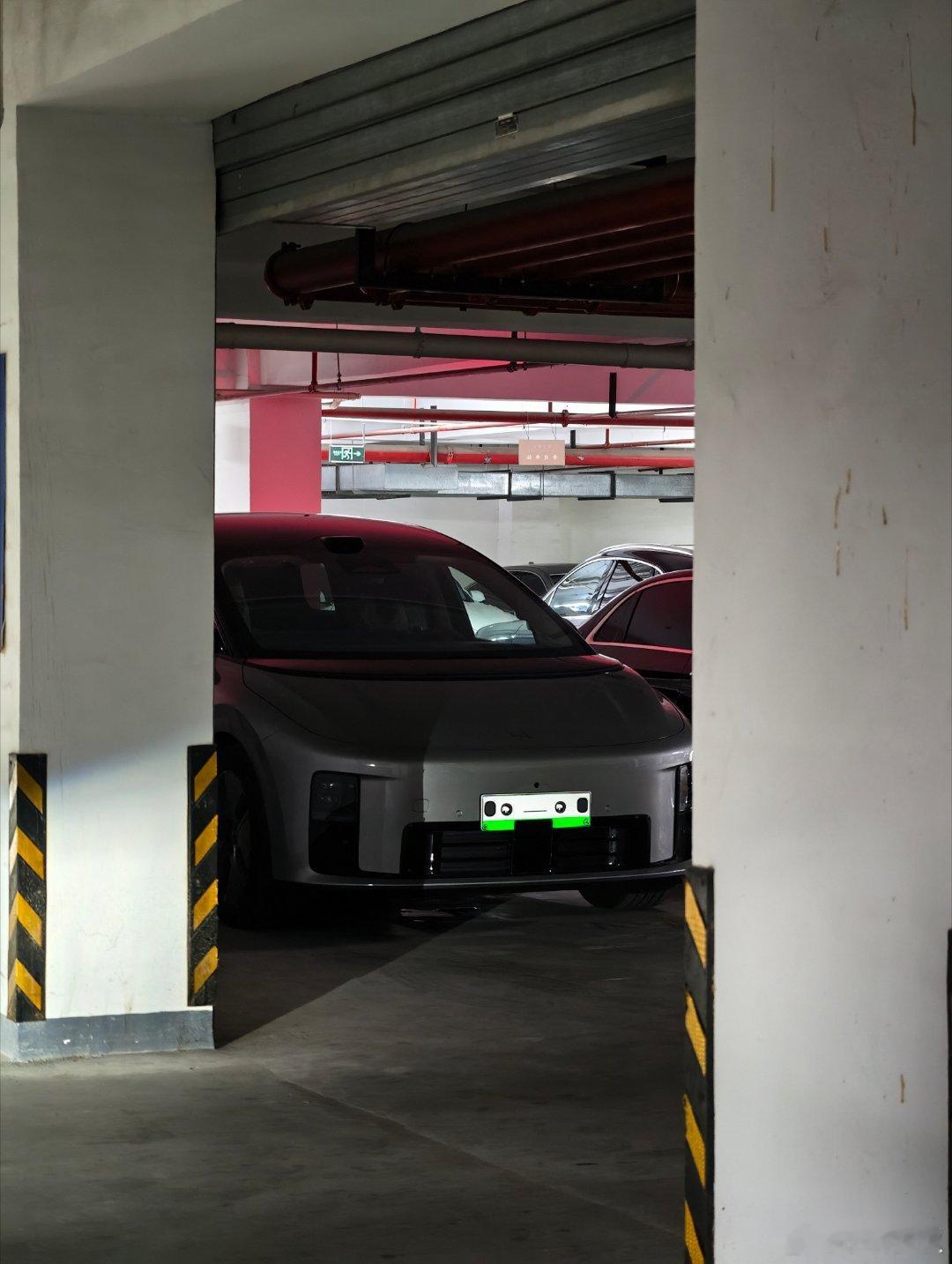 嚯，没想到在公司楼下停车场看到台 i8！ ​​​