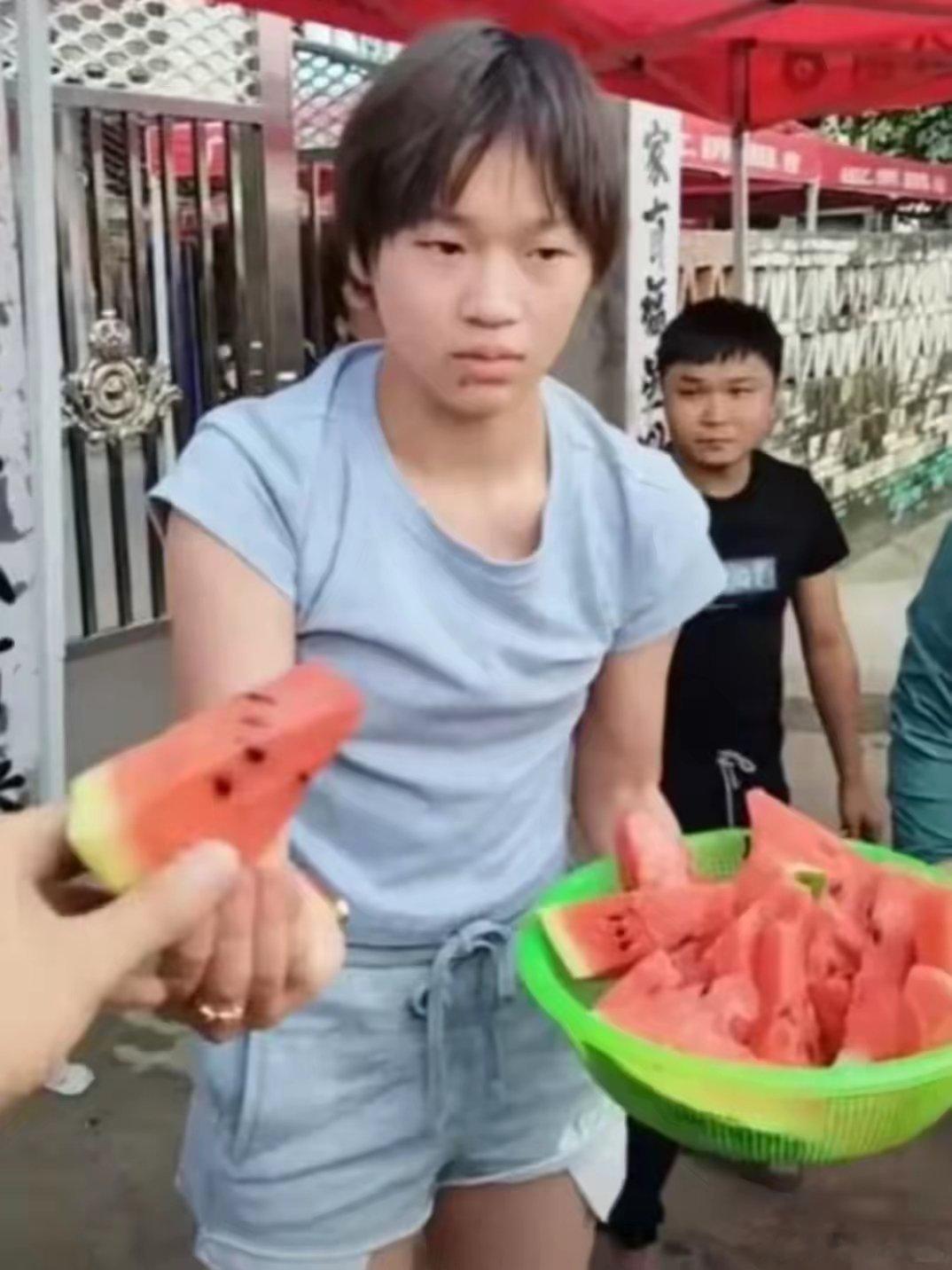 #汪明荃呼吁保护全红婵隐私#77岁的汪明荃和老公罗家英在广东佛山开演唱会。演出期