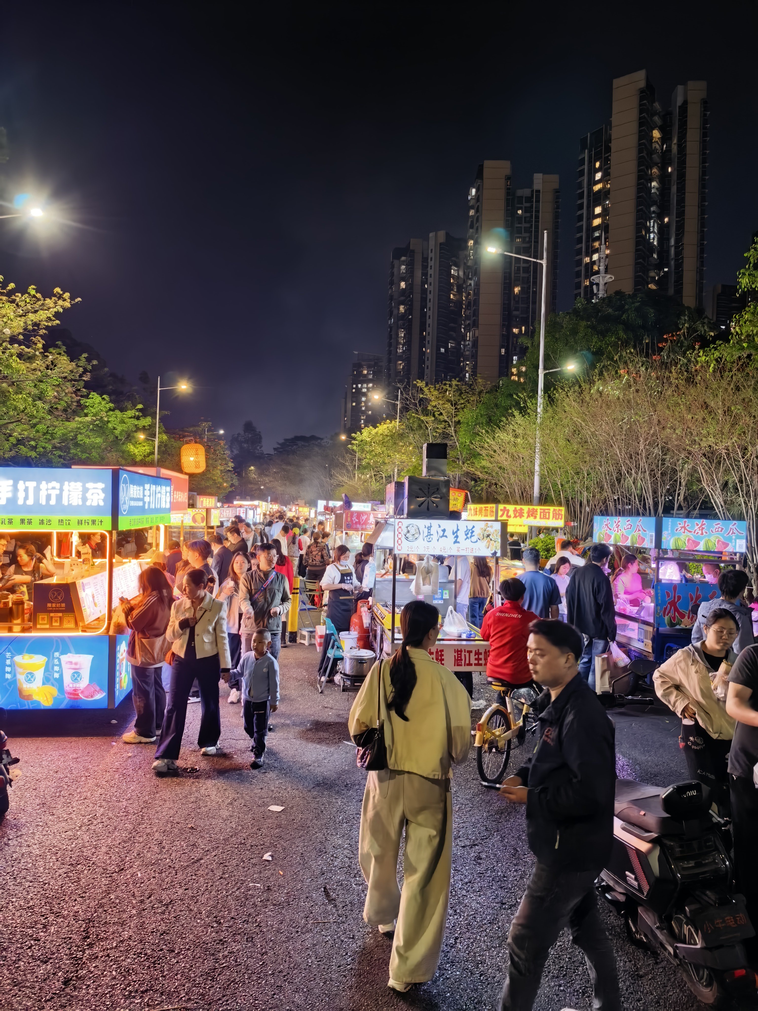 惊呆了，新公司附近走路100米，一眼望不到的美食一条街，猪头肉、螺蛳粉，该有的都