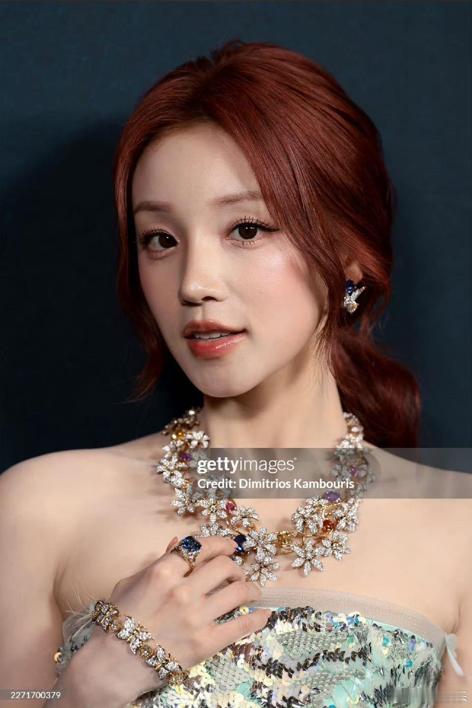 宋雨琦纽约高珠展唯一受邀中国面孔宋雨琦亮相纽约高珠展，品牌执行官手写邀函超有排面