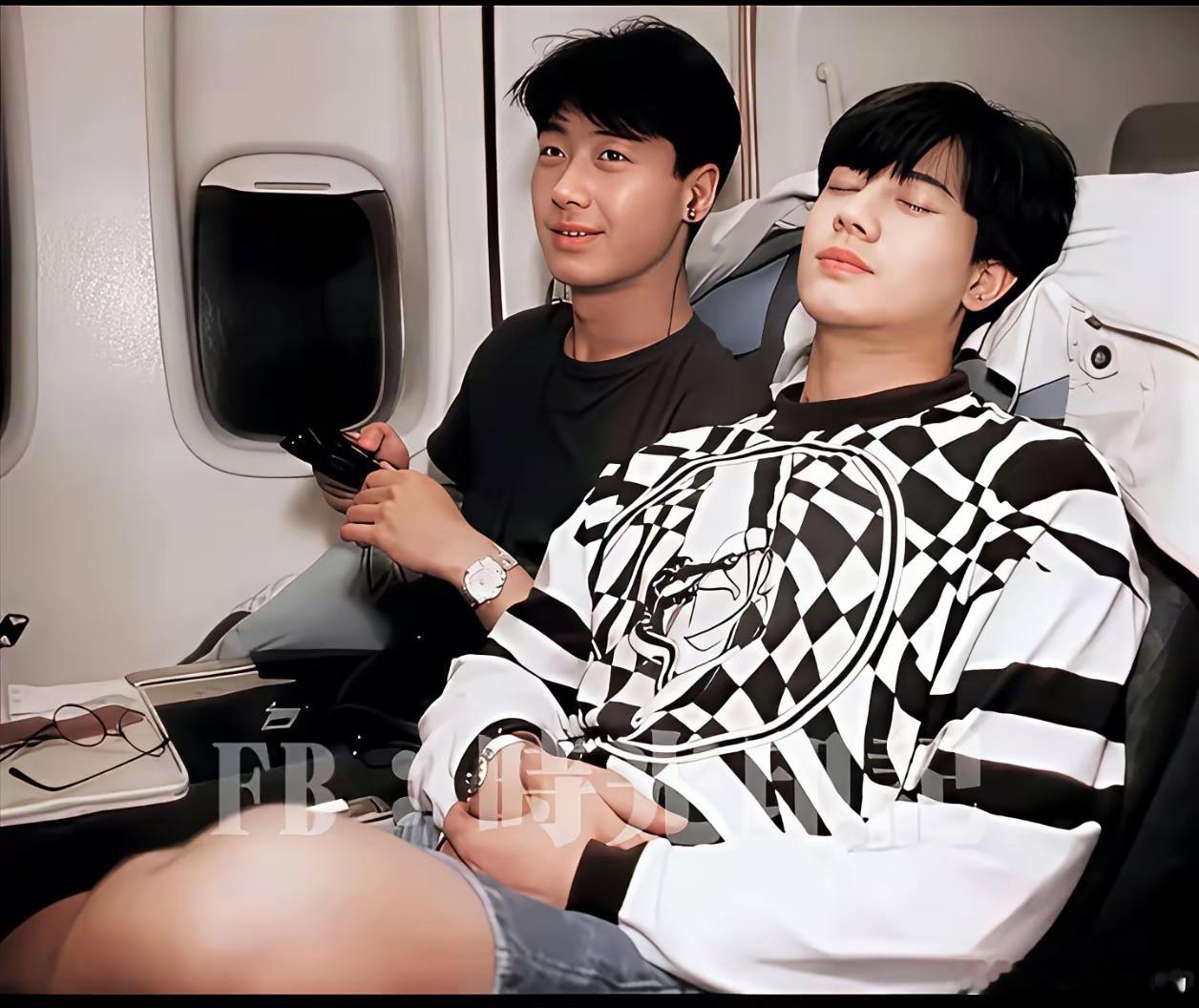 郭富城和黎明1991年瑞士之行在飞机上的情景，那时郭富城26岁，黎明25岁。 