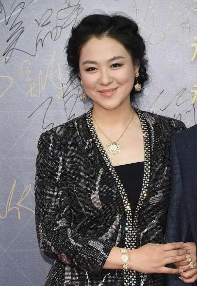 2010年，沈傲君怀孕6个多月时，丈夫去国外出差。没想到，一天晚上突然有人敲门，