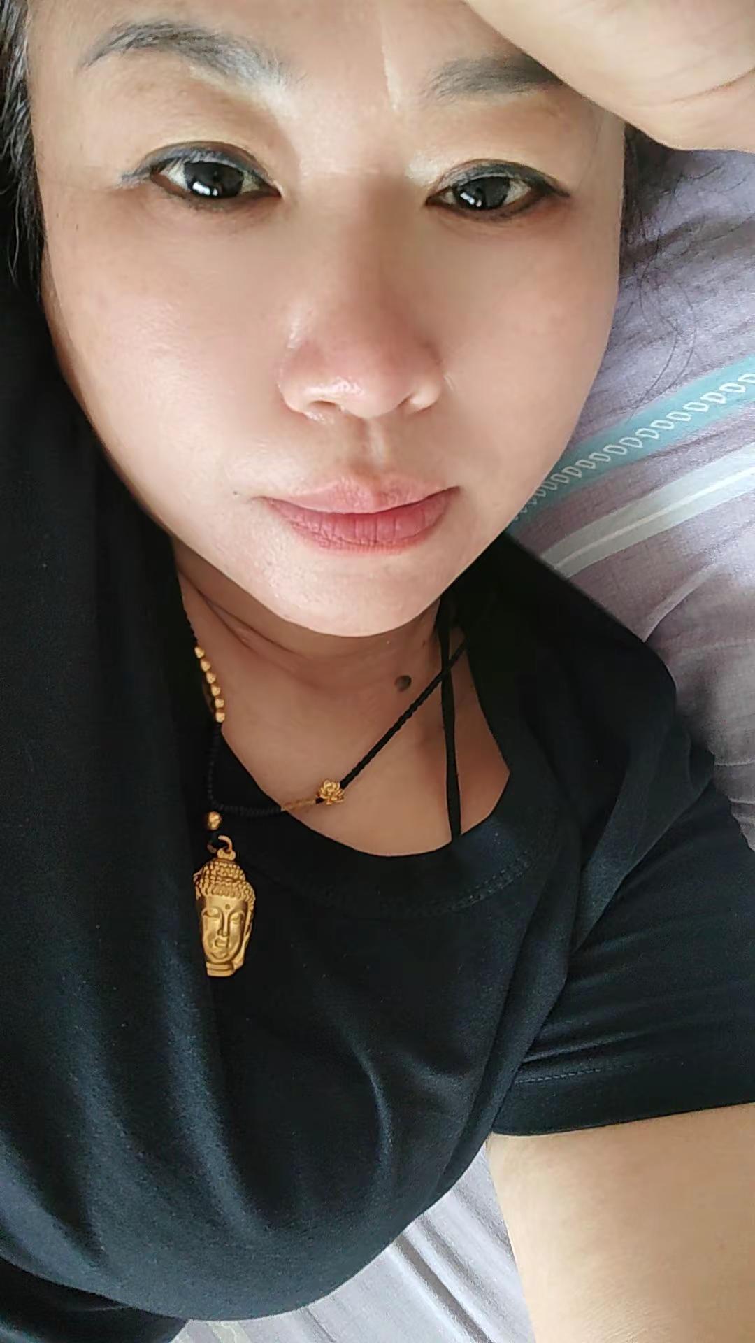 老师也走了，我们的青春慢慢消失，人不是老了才会离开这个世界，明天和意外不知道哪个