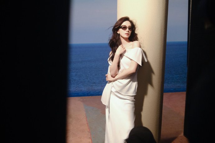 刘诗诗眼镜高质感 刘诗诗眼镜造型高质感无需多言！爱上姐是我的宿命我知道~ 