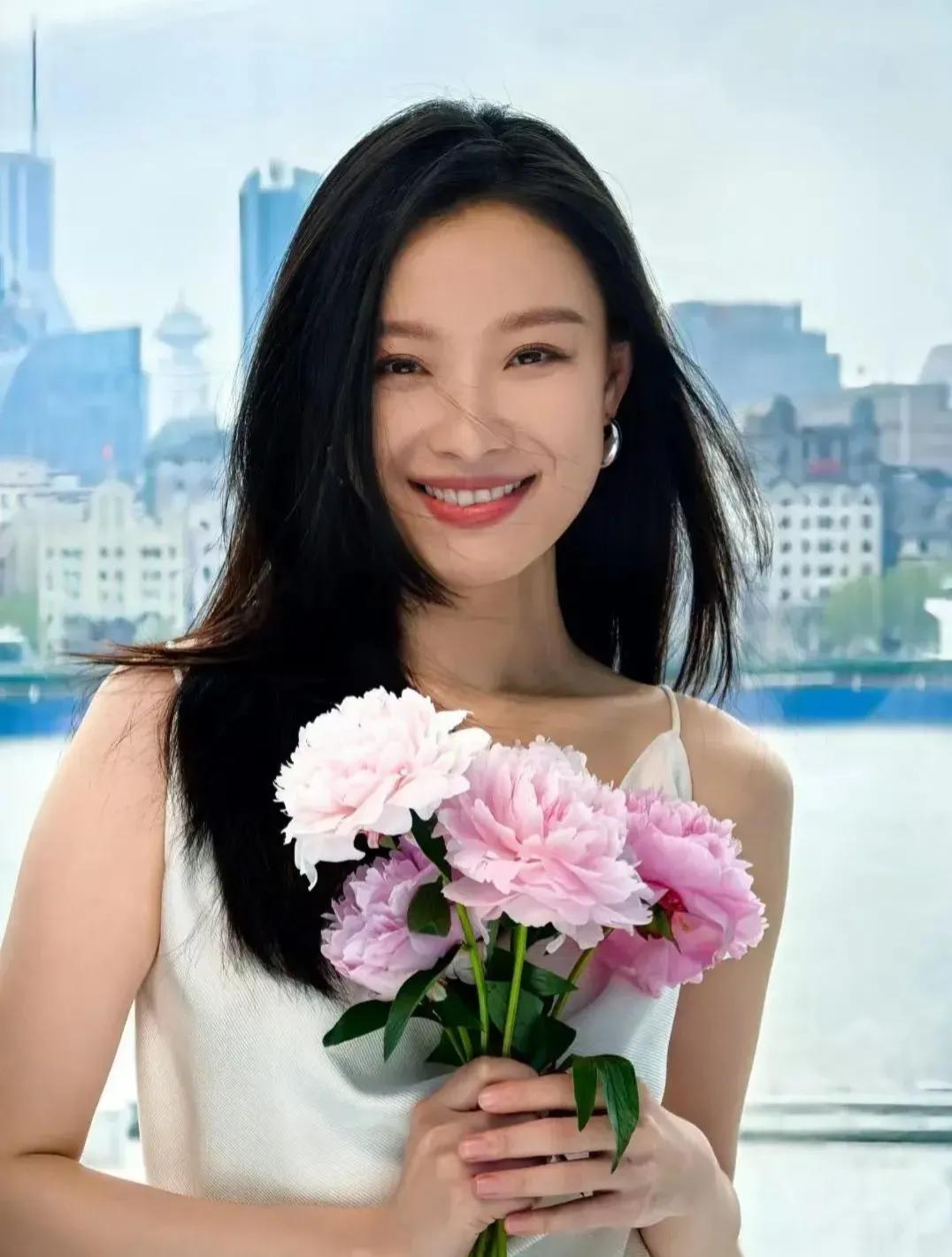 在年轻的女演员中，比较喜欢这位，五官线条优美，气质出众，大气端庄，演得角色强中带