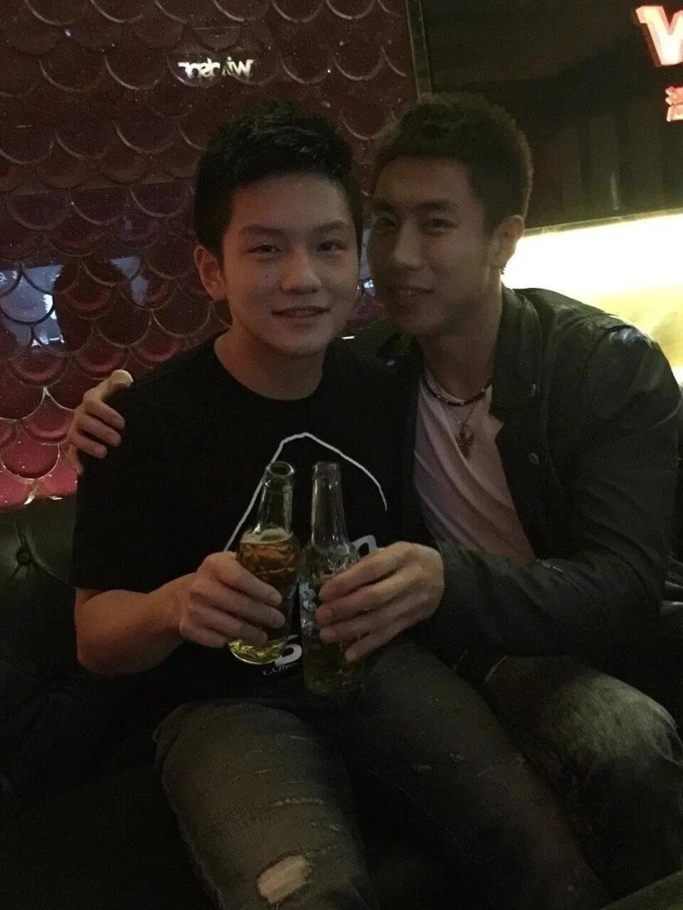 樊振东你不是说过不玩吗，合影都和哥哥们靠得那么近 ​​​