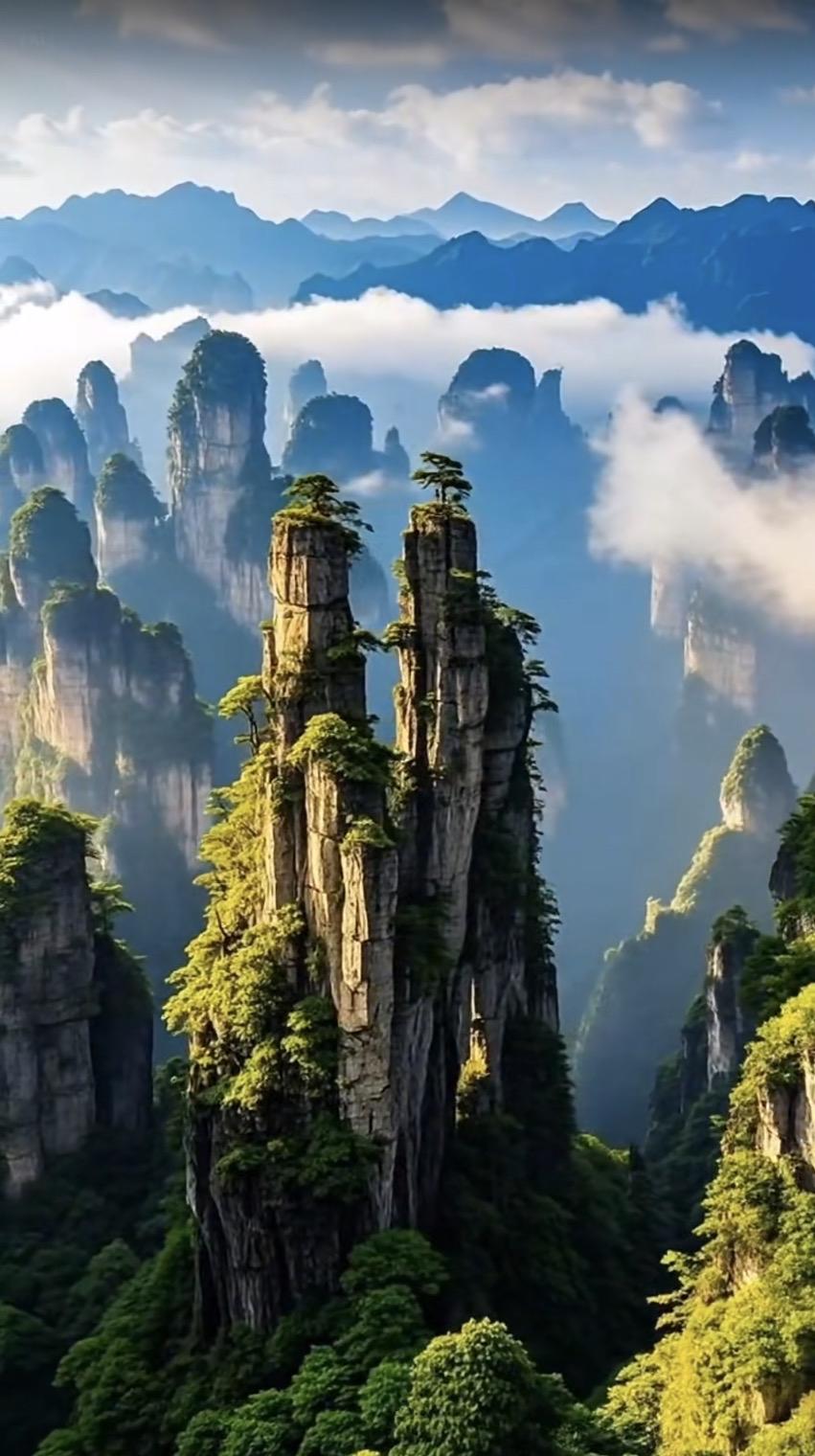 上联：风来山不动
下联：雾散月犹悬