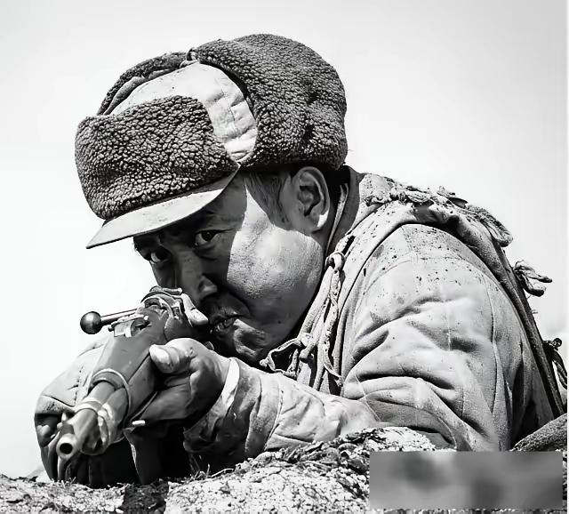 [月亮]1942年一名新四军战士外出时，突然看到对面偷偷摸上来一大片日军，自己的