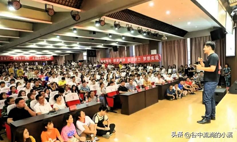 朋友在张雪峰公司干了三年，
直言镜头里的他，
根本不是大家看到的样子！

网上都