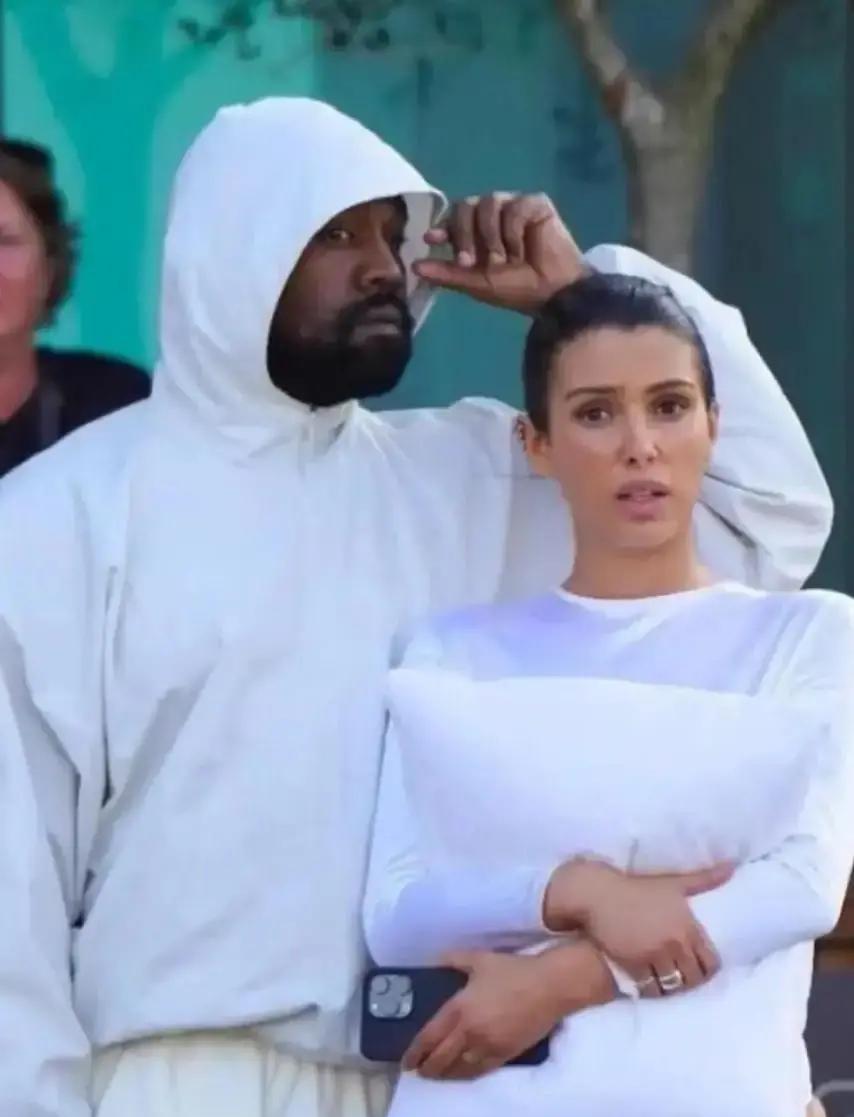 580万次播放，靠一块枕头
 
比安卡把Yeezy新枕头抱在胸口，街拍一出，Sp