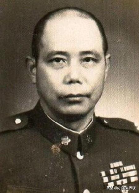 1955年，余程万回家时，发现3个匪徒正在他家打劫，立刻上前阻拦。不久，警方赶到