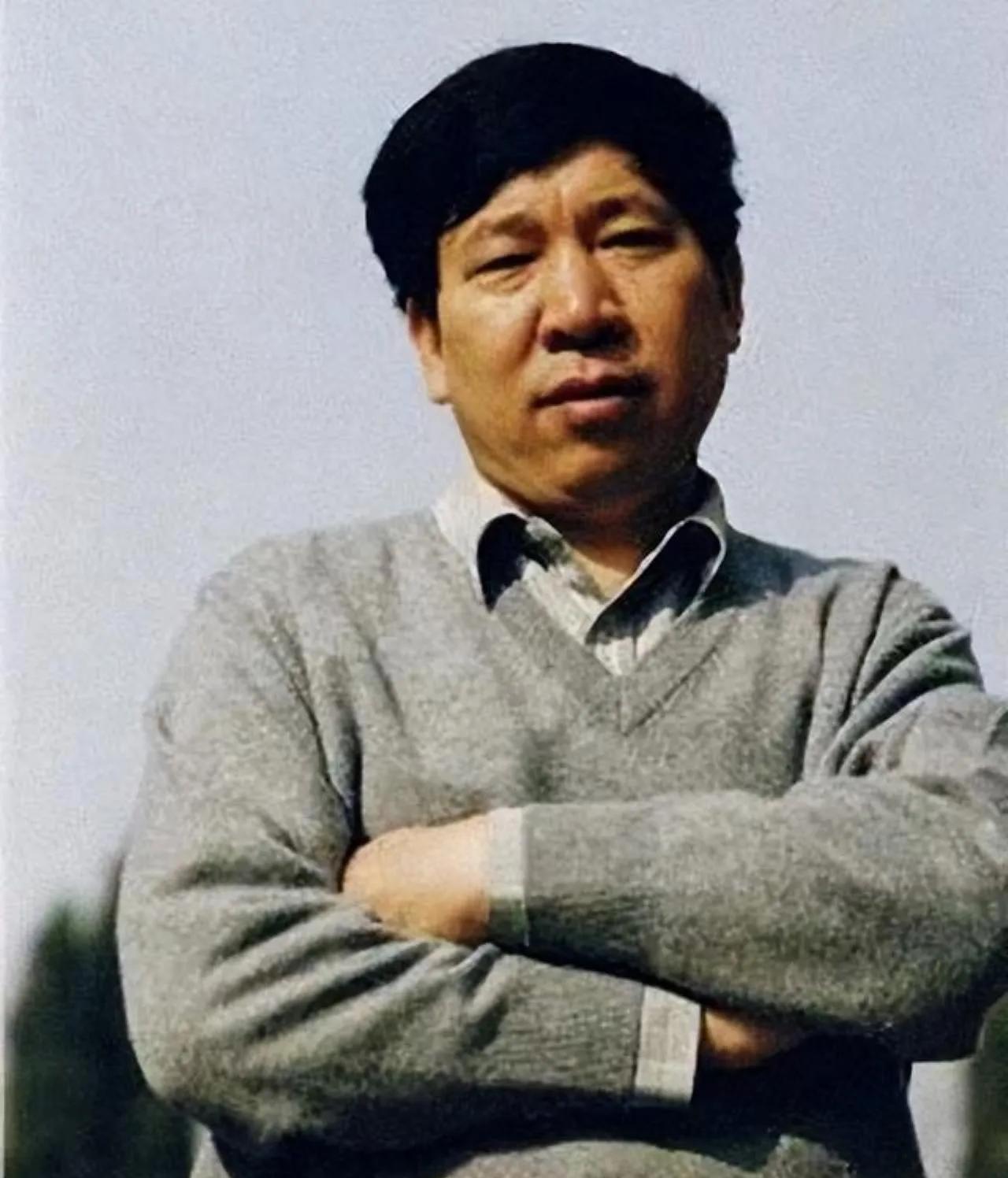 1981年底，提干失败的解放军阎连科办好退伍证后回了老家嵩县。就在火车要开的前几