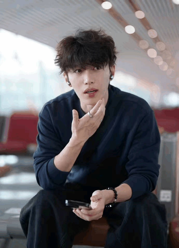 演裴轸的代旭，私下居然是这副模样。谁还没被《轧戏》里代旭演的裴轸迷疯？金丝眼镜一