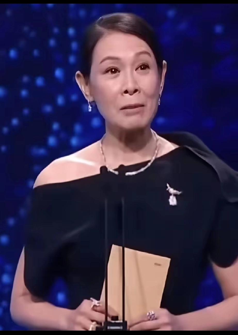 56岁的刘若英现身金马奖颁奖现场，没有医美，优雅自然的老去，佩服刘若英！哪位明星