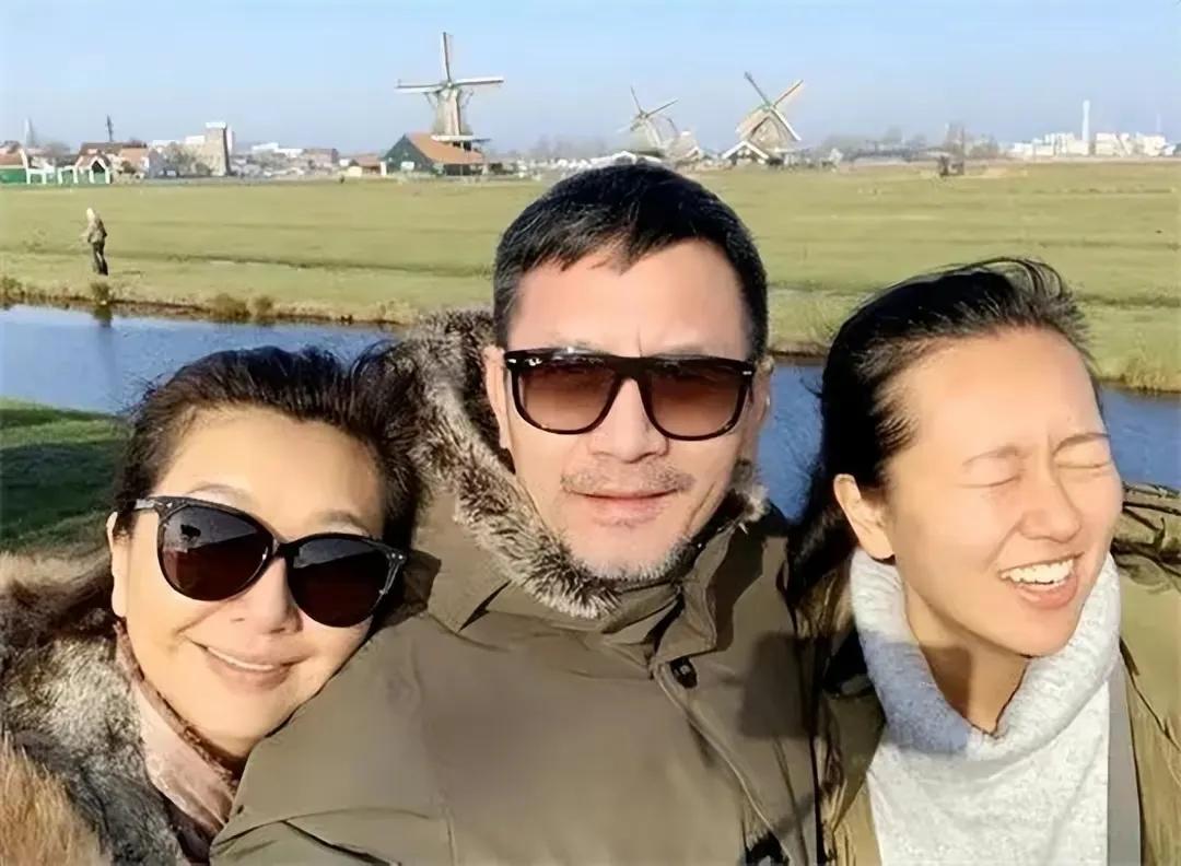 演员田小洁的全家福，他是二婚，媳妇也是二婚，孩子是继女，他没把继女当外人，他把继