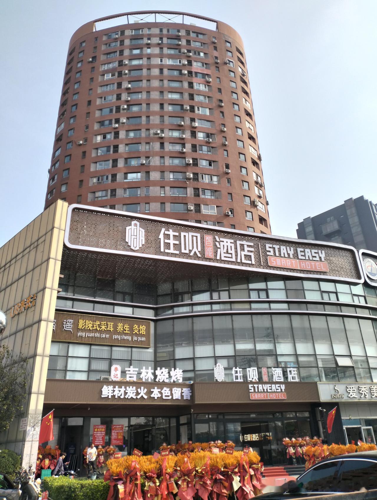 《人民日报》：今年国庆假期8.26亿人次国内出游。问题是国庆7天8.26亿人次出