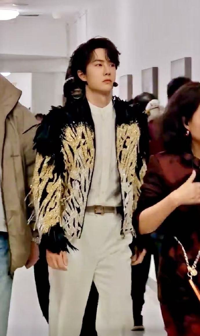 王一博的舞台风格跟着王一博一起燃跟着王一博一起燃，王一博的舞台风格，先锋、凌厉、