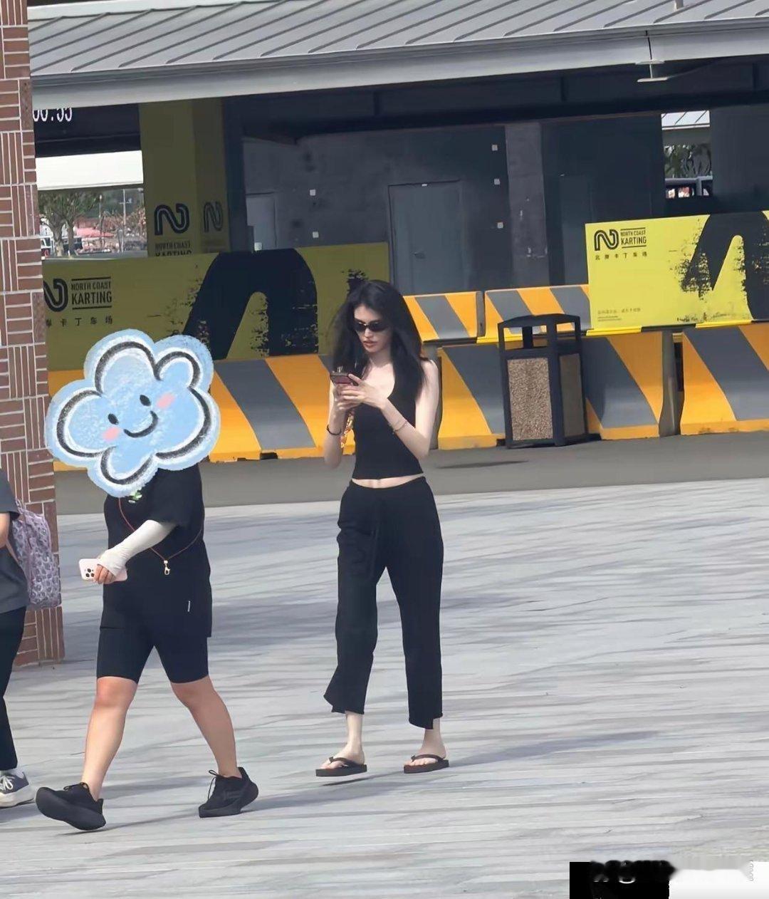陈伟霆何穗一家三口现身阿那亚！何穗人群中白到发光，陈伟霆去健身。 ​​​
