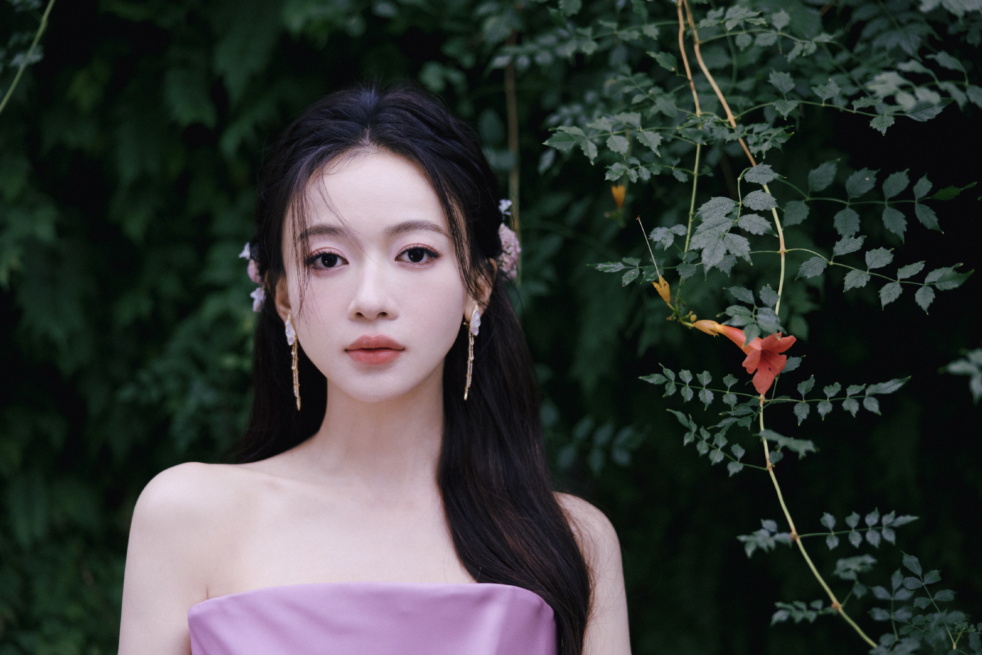 吴谨言淡粉分佳人：浮光流韵，感受花的沁香 