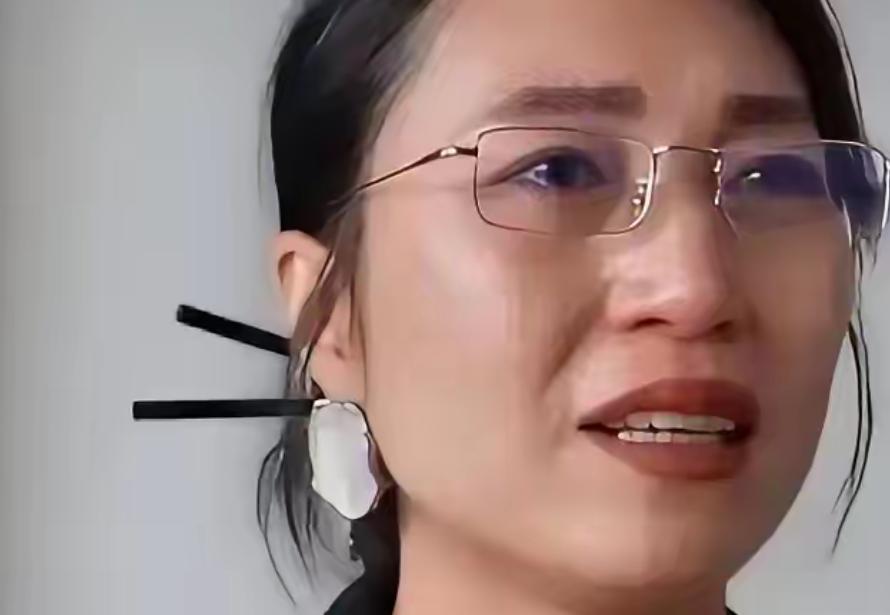 景区里女子拍照失足，20米高空直接掉进深水漩涡。围观人吓得像被定住，没人敢下水。