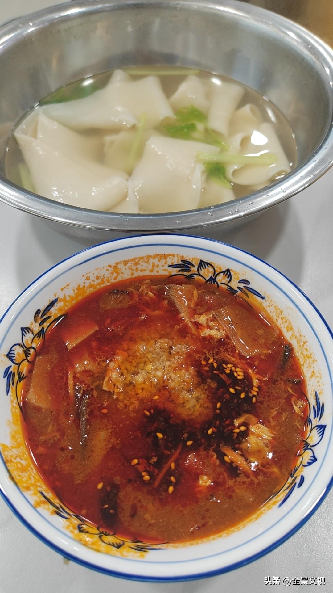 前天在西安凤城三路地铁站附近的仪凤巷吃麻辣烫（冒菜），看见蘸水面想吃，可店老板说