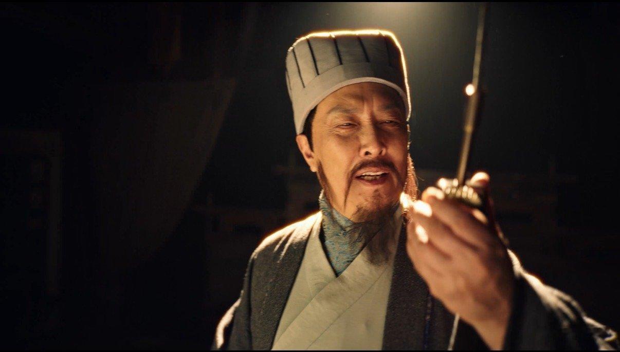 唐国强用荣耀WIN再借东风麦克风+羽扇双持，诸葛亮唱着“借东风不如借音响”，把赤