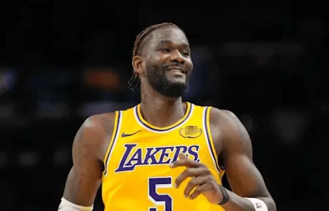 Jake Fischer：“湖人管理层无人将艾顿视为球队长期中锋人选，仅将其定位