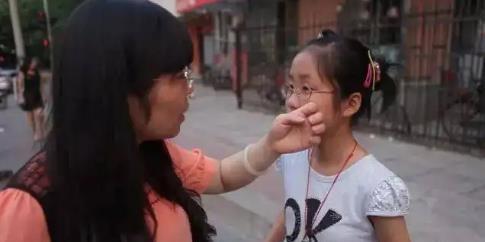 2002年，湖南的一对学霸夫妻生下一个患有自闭症的女儿，崩溃之后，母亲将女儿培养