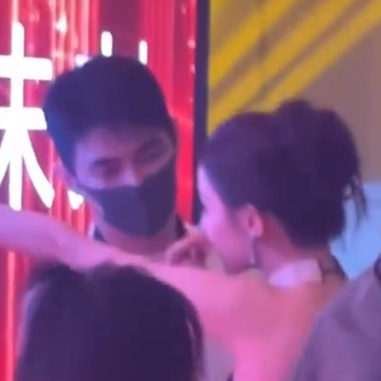 震惊！迪丽热巴壁咚化妆师了[哈哈] ​​​