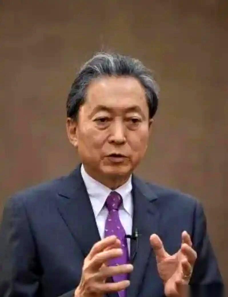 一名日本现役少尉，穿着军服，翻墙闯进了中国大使馆。
他手里，攥着一把31厘米长的