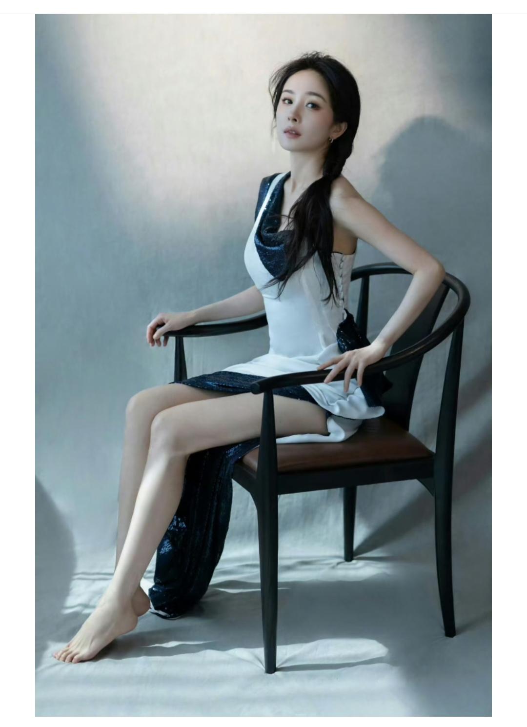 不得不说杨幂的脚，真的很小巧精致。