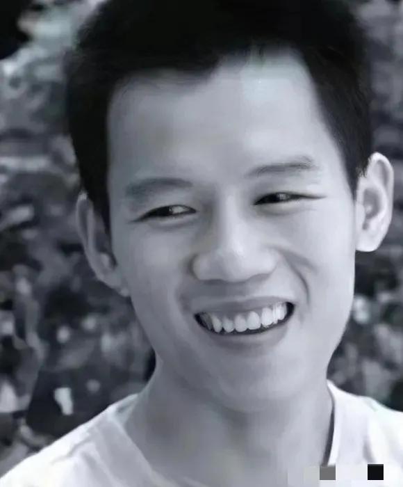 2005 年南宁医院19楼，25 岁韦兆安一跃而下。结束了自己的生命。谁能料到，