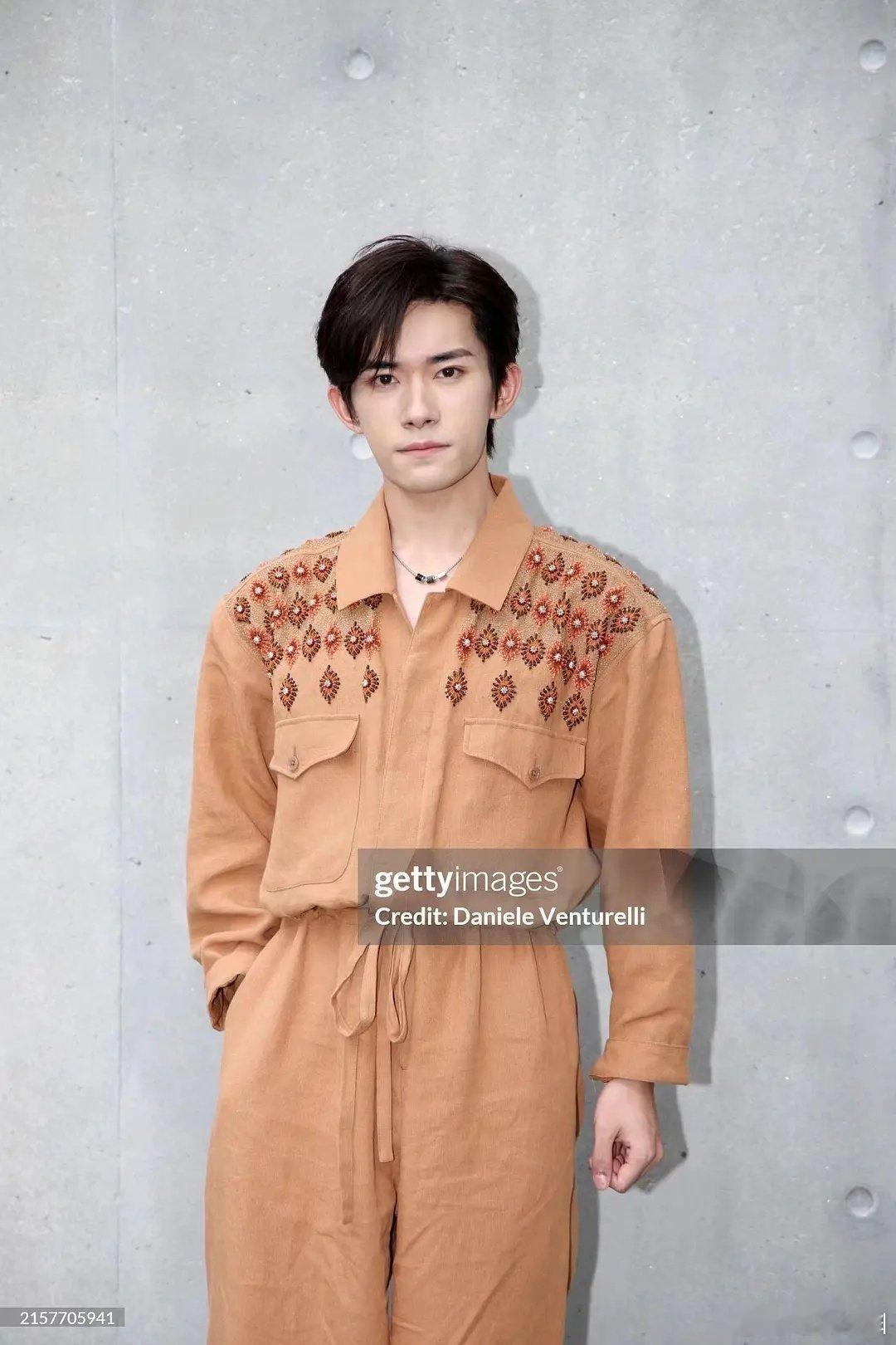 就该易烊千玺火，队友接连馒化，咱们玺子哥还是这么清爽[色] ​​​