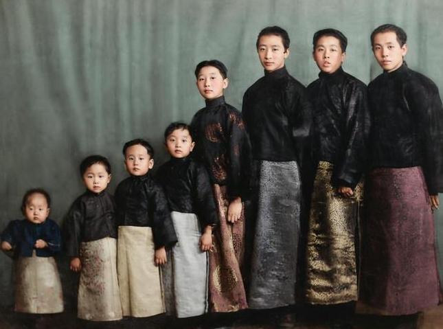 张作霖八子六女，九一八之前，这个家族的结构是典型的军阀之家：长子承业，余者联姻权