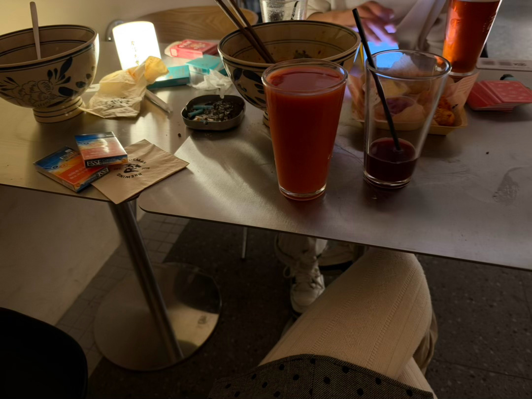 好崩溃 好久没有喝两杯就微醺的时候了，微微一闹很麻麻工作日也要排队的咖啡厅性价比