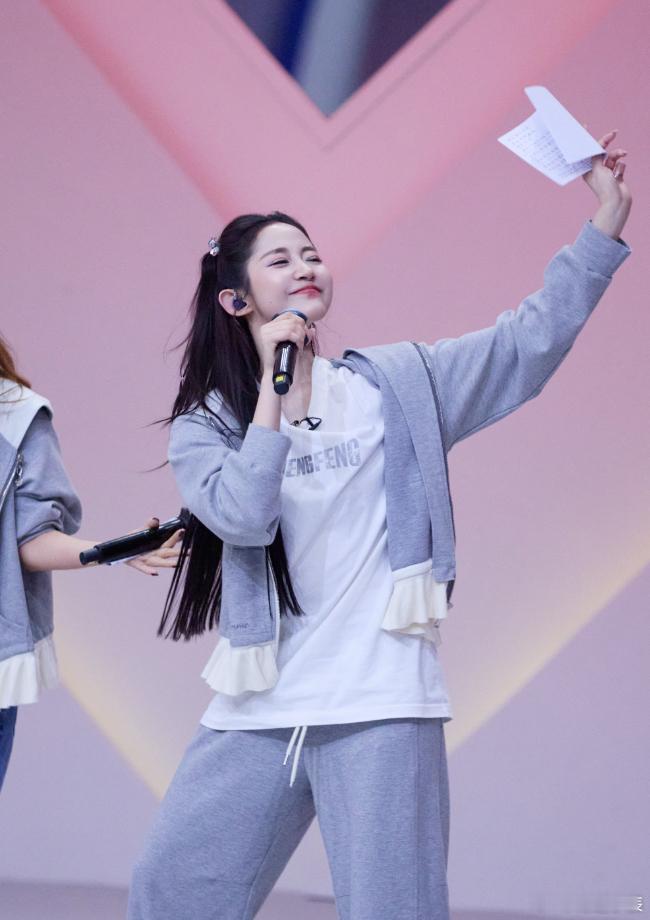 万千惠二公小考一字马信手拈来的一字马，唱跳完还能稳如泰山，万千惠这业务能力真的没