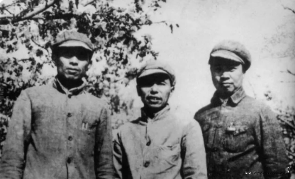1943年8月，方方（右）、张鼎丞（中）、安子文（左）在延安中央党校合影。延安中