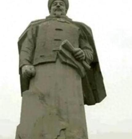 1885年，74岁左宗棠去世，消息传来，慈禧如闻晴天霹雳，好半天才回过神来，说：