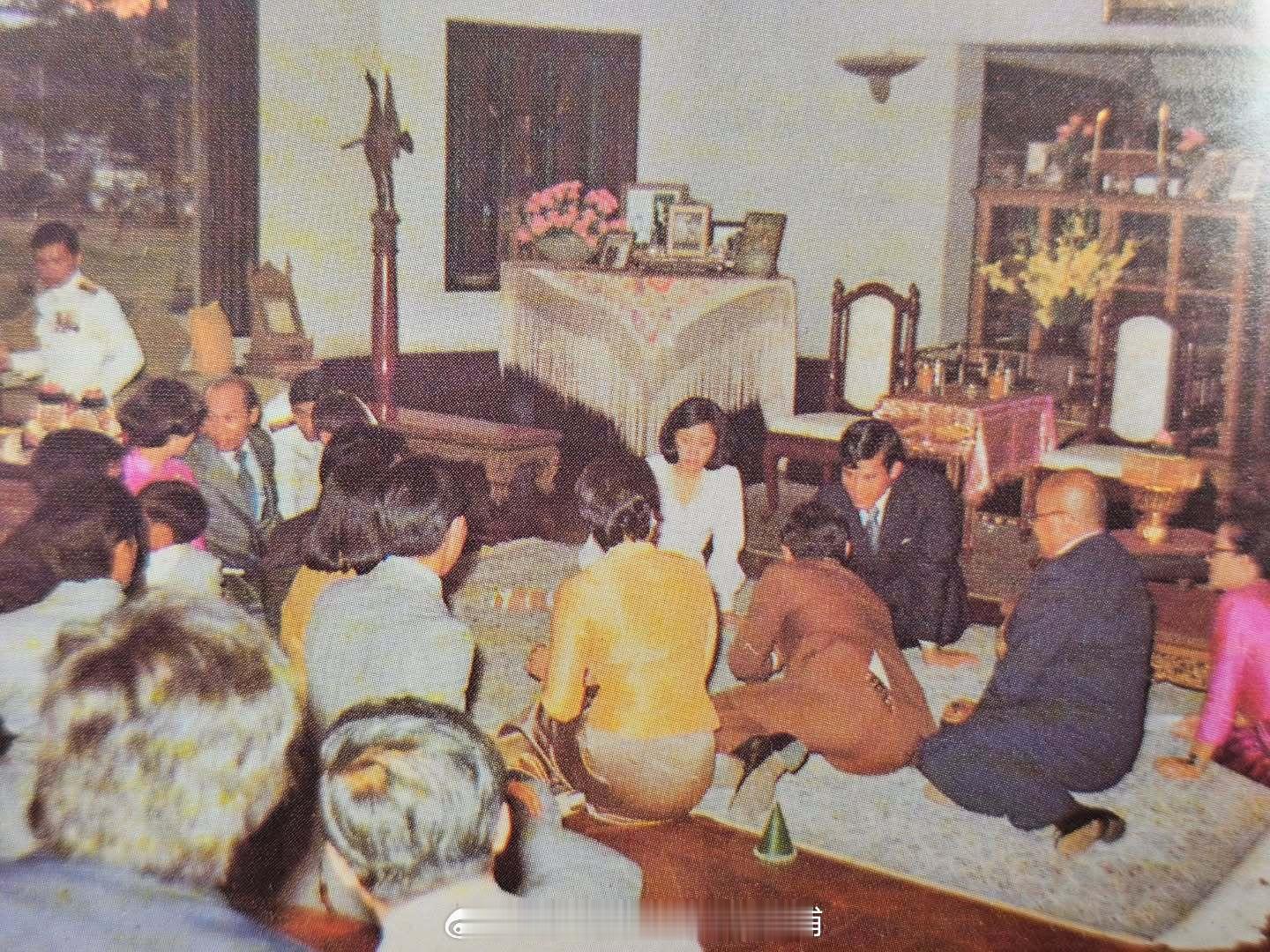 王室王室泰国王室暹罗往事 “她的荣光转瞬即逝”老照片：1977年，新婚的狗哥和颂