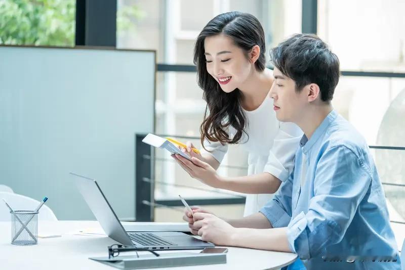 同事关系再好如果对方借钱一定要慎重！小心有套路！职场人情套路 亲密的同事关系 同