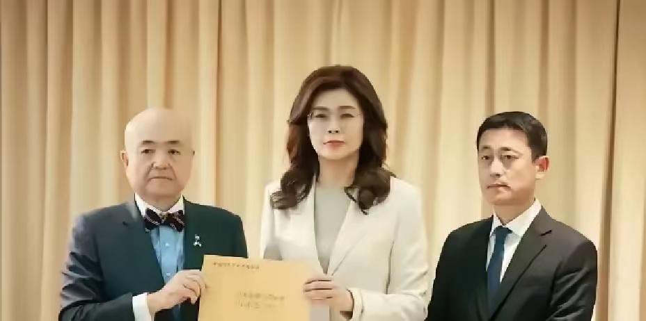 郑丽文这次向日本捐献的这100万砸醒了不少大陆网
就因为郑丽文先前喊反对台独的口