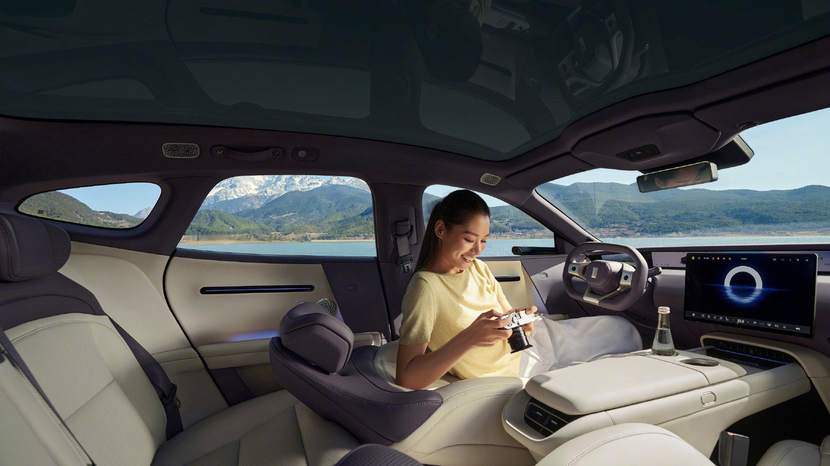 阿维塔06T今天上市，权益后21.59万起。聊几个点。一、性能· 三电机四驱：9