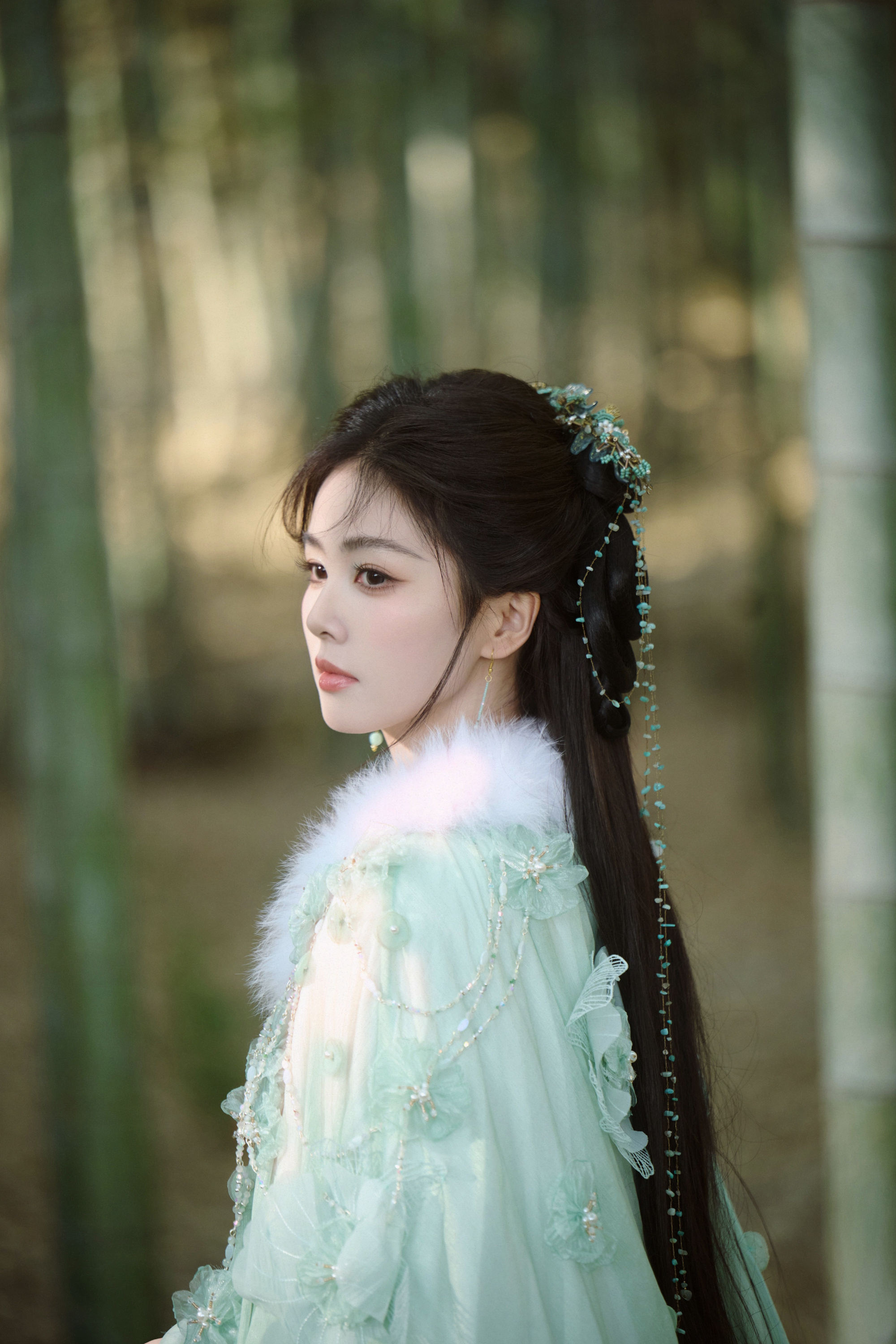 开到荼蘼🍍白鹿王韵娜 “镜头里的对视，哪怕是隔着屏幕 我也能感觉到你的灵魂炽热