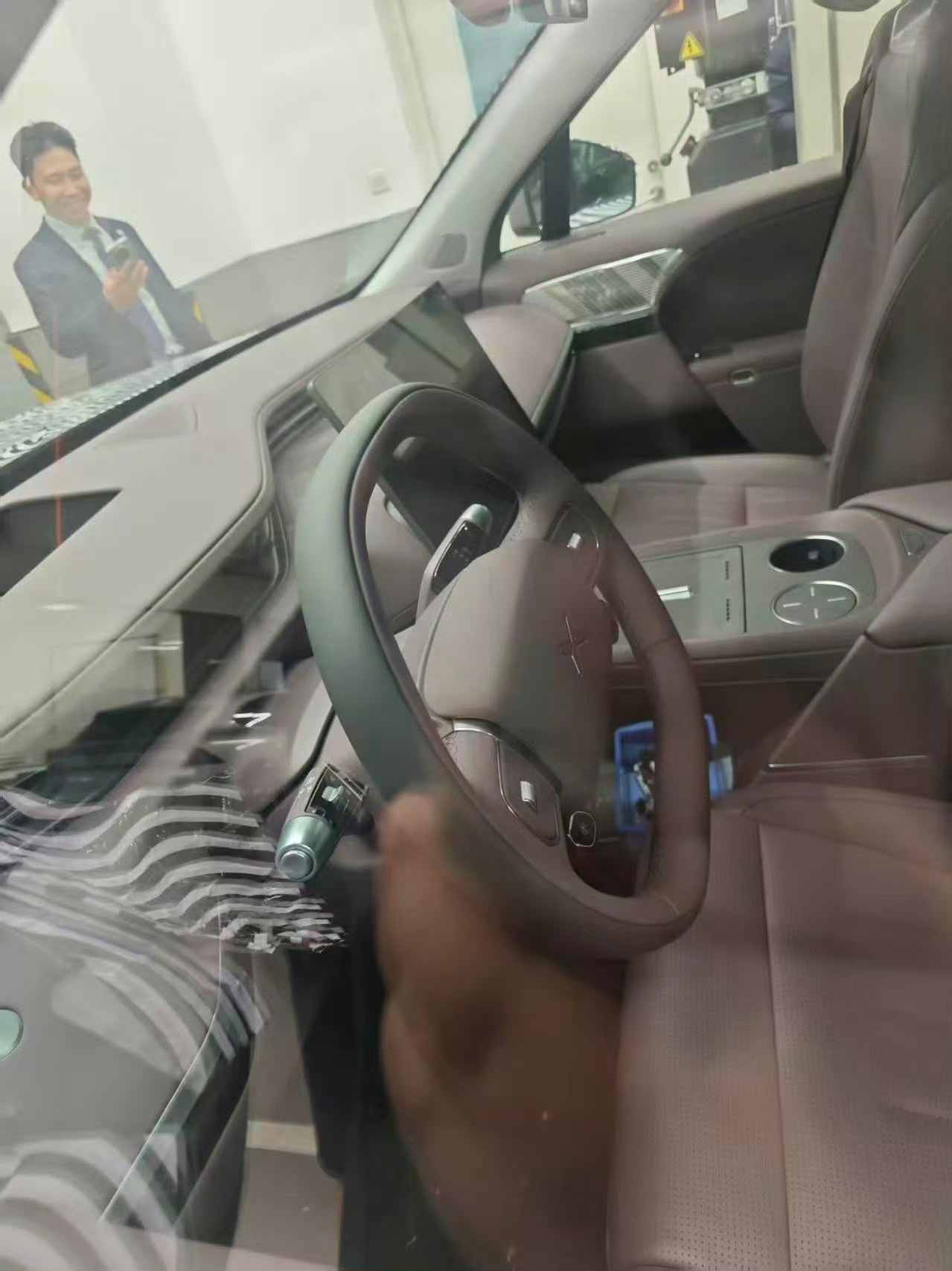 小红薯刷到小鹏GX的内饰…第一直觉是仪表台的层次更丰富了，想到了蔚来ES6… 