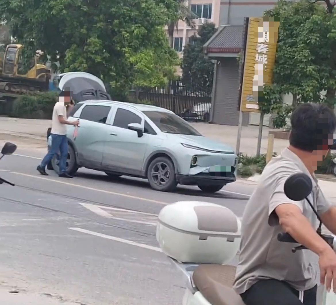 5月11日，玉林某春城路口大叔骑电车被新能源汽车碰撞，导致电动车和大叔都坐在地上
